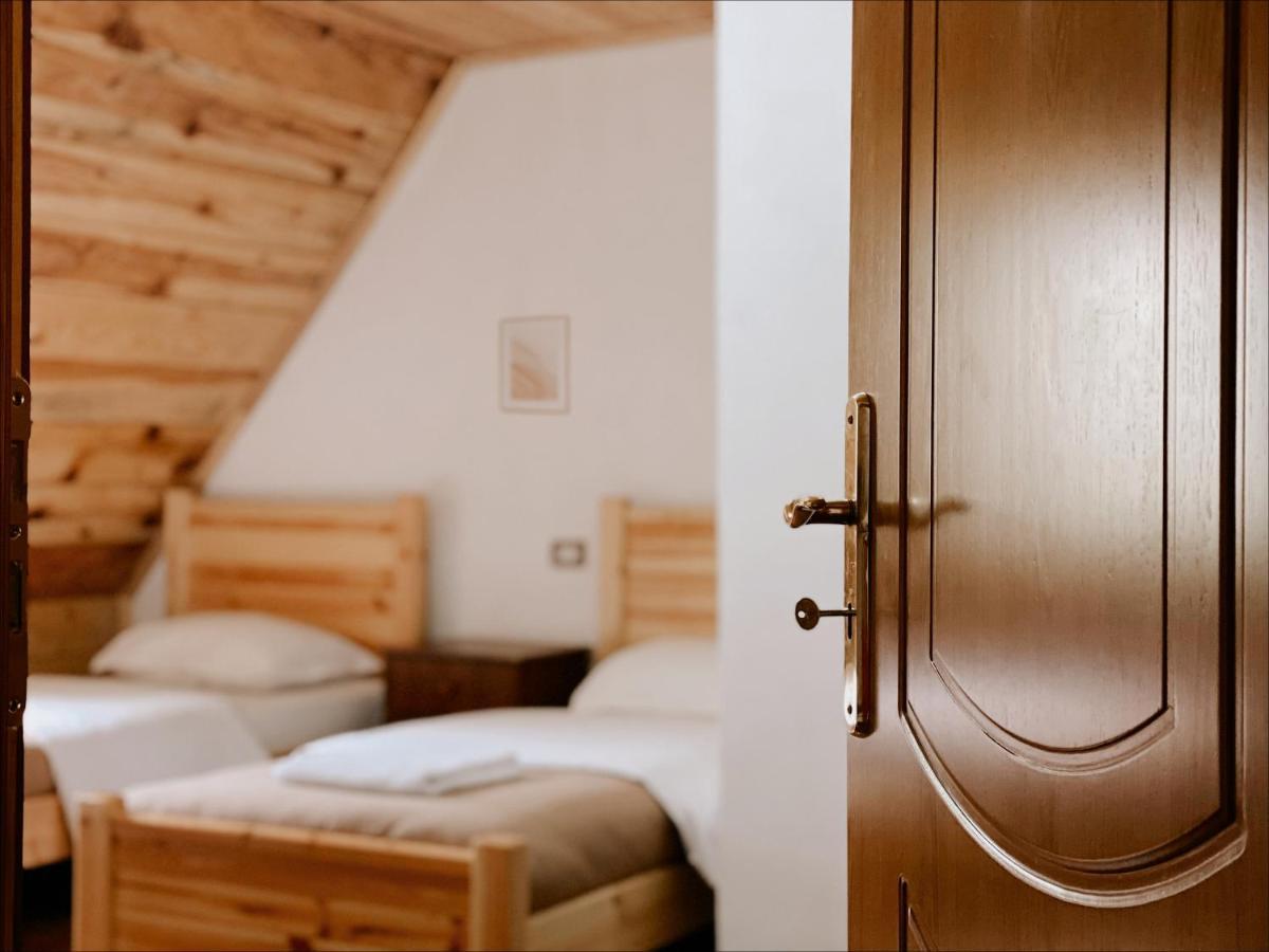 Guesthouse Pashko Theth Esterno foto